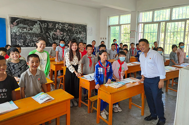 毕节烟厂两名驻村第一书记为当地小学生上好“开学第一课”