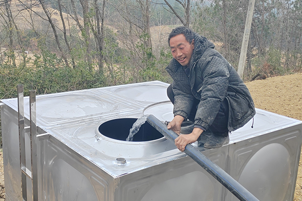 “源”来如此 ——云贵乡平原村驻村第一书记余刚带领村民挖井解旱情工作侧记